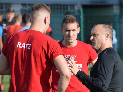 SC-Trainer Alex Bruchhage (rechts), hier im Gespräch mit den Neuzugängen Philipp Ratz und Joshua Becker, erwartet viel von den AUfsteigern in der kommenden Saison.