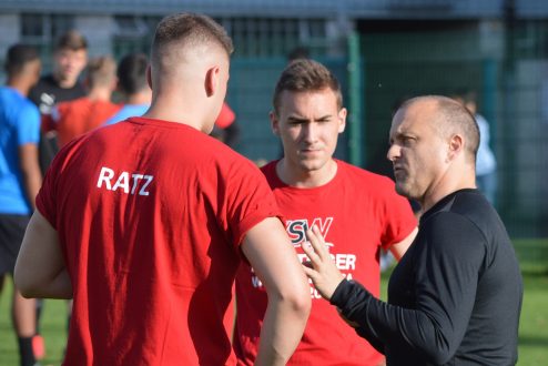 SC-Trainer Alex Bruchhage (rechts), hier im Gespräch mit den Neuzugängen Philipp Ratz und Joshua Becker, erwartet viel von den AUfsteigern in der kommenden Saison.