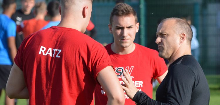 SC-Trainer Alex Bruchhage (rechts), hier im Gespräch mit den Neuzugängen Philipp Ratz und Joshua Becker, erwartet viel von den AUfsteigern in der kommenden Saison.